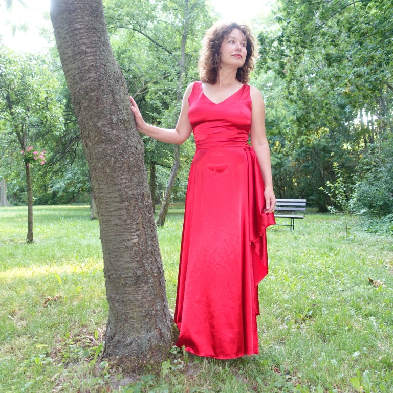 Ein langes Kleid in Rot betont die Weiblichkeit