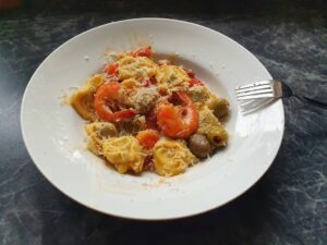 Antiaging with healthy food! Here Tortellini with Jumbo Shrimp, Carlic, Tomato and Parmesan-Cheese.
