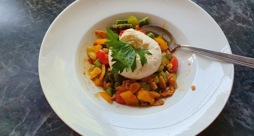 Antiaging with healthy food! Here Fresh Pasta with vegetables and Mozzarella