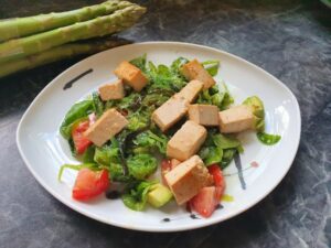 Antiaging with healthy food! Here green leaves salad with seawead and roasted tofu.
