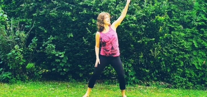 Fit und flexibel mit Tanzbewegungen! Hier zeige ich Dir, wie Du in freier Natur ohne Equipment und barfuß einen Dancing-Workout machen kannst
